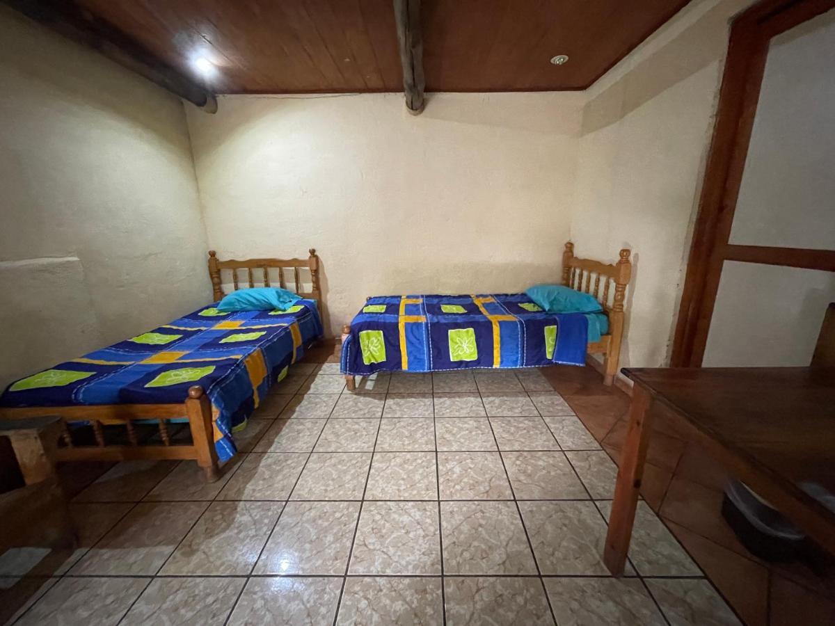 Johnnys Place Hotel مونتيريكو المظهر الخارجي الصورة