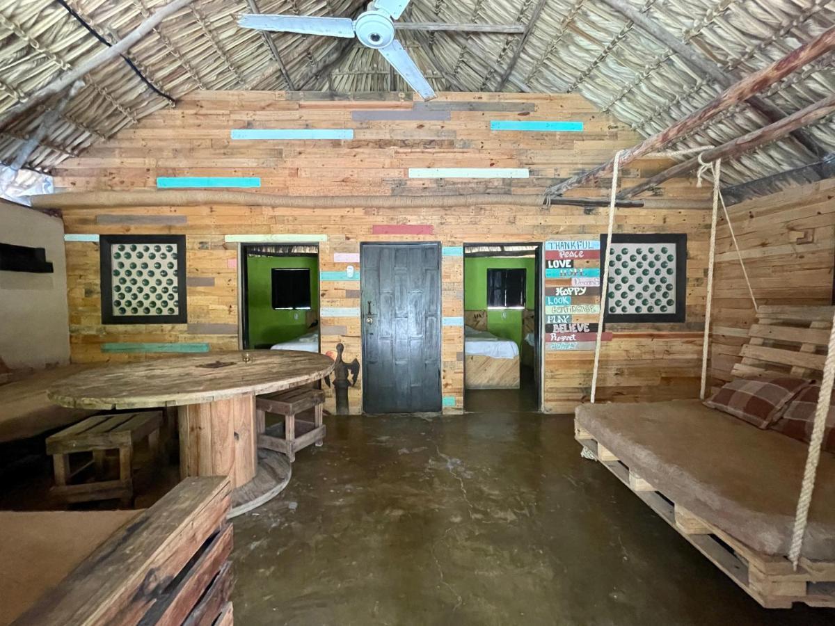 Johnnys Place Hotel مونتيريكو المظهر الخارجي الصورة