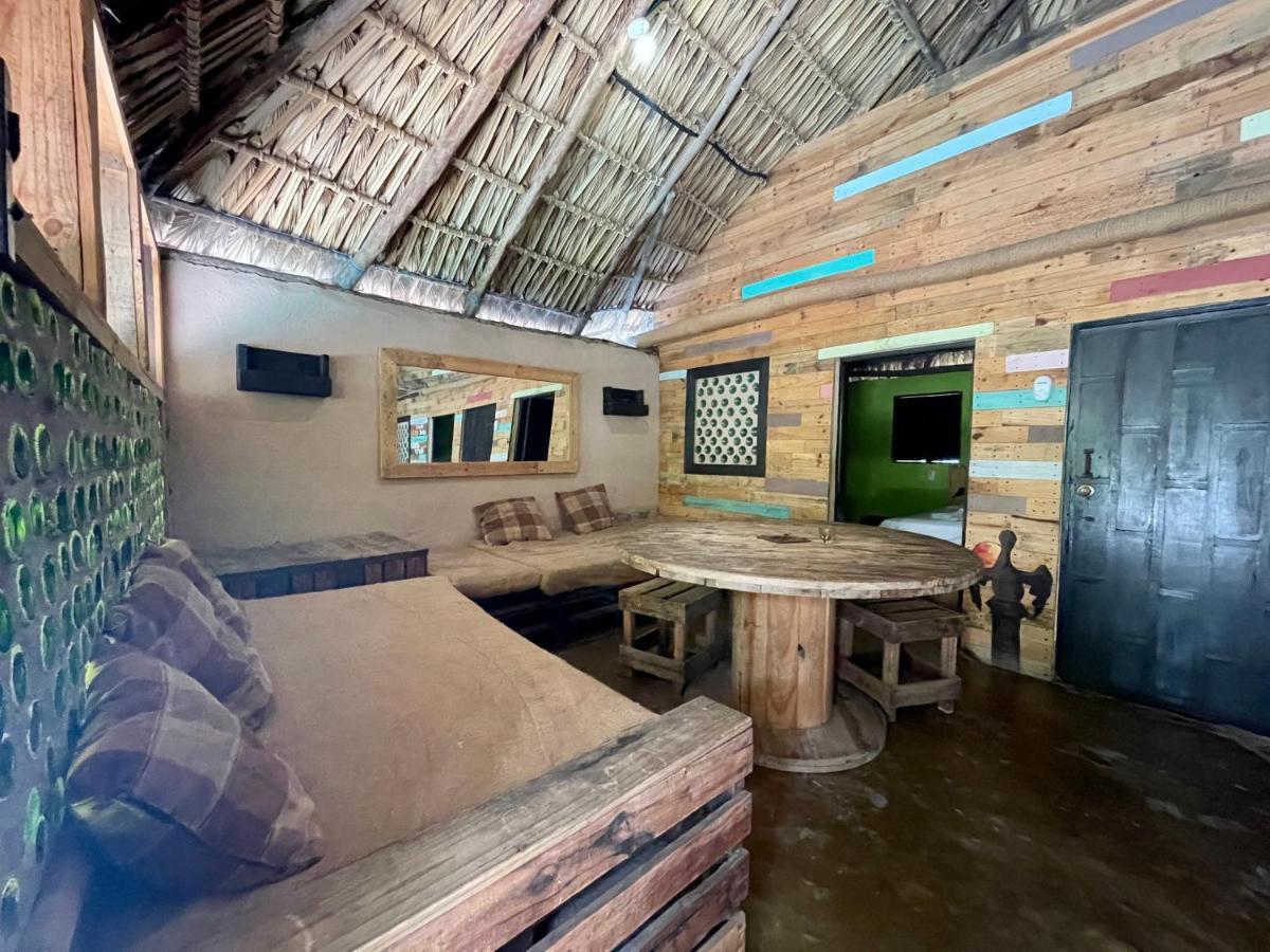 Johnnys Place Hotel مونتيريكو المظهر الخارجي الصورة