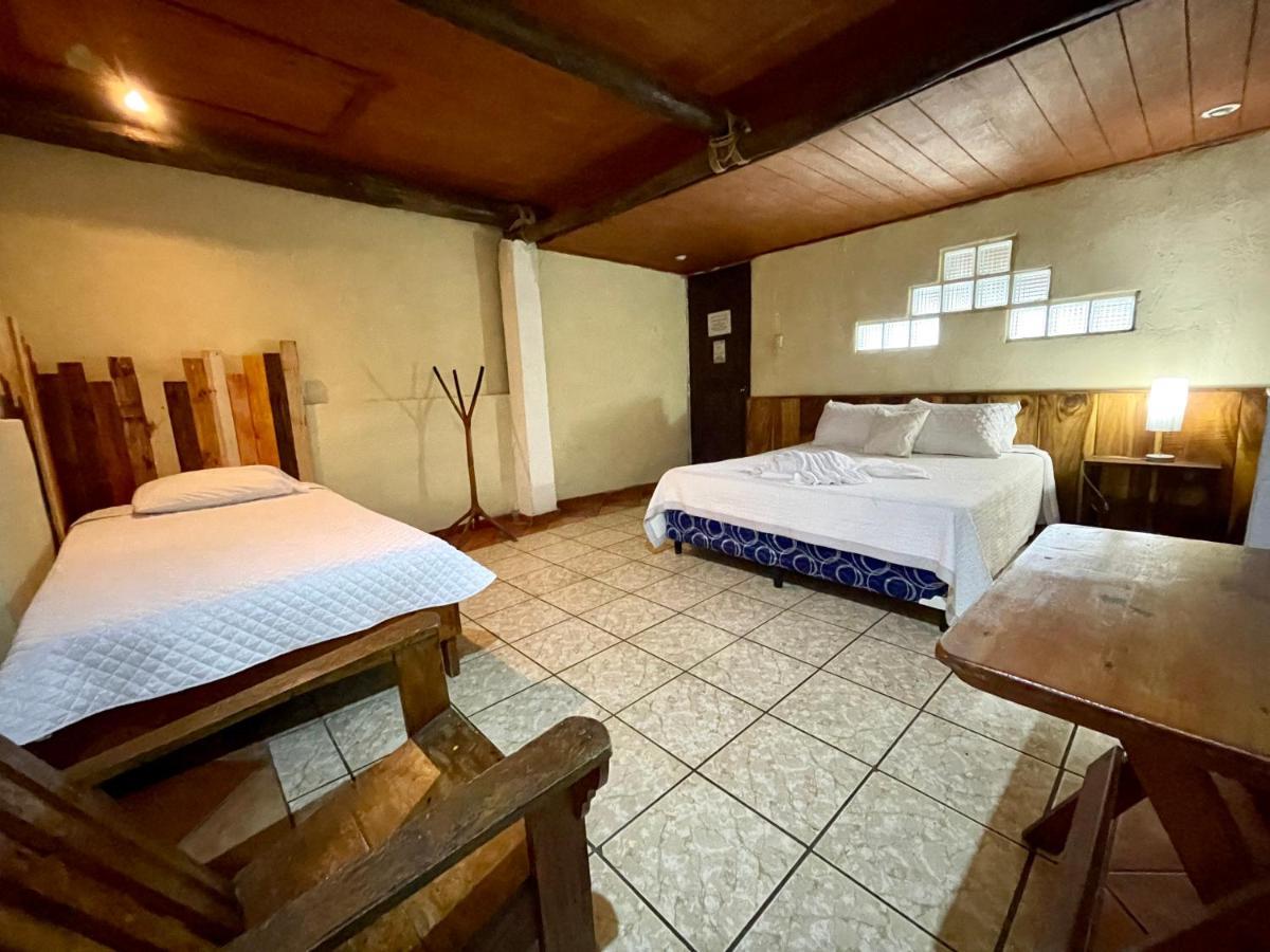 Johnnys Place Hotel مونتيريكو المظهر الخارجي الصورة