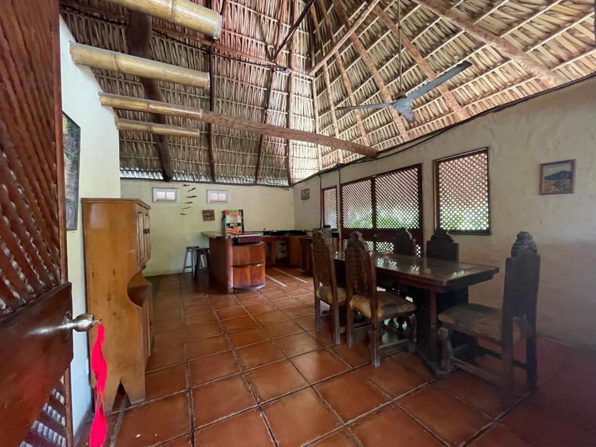 Johnnys Place Hotel مونتيريكو المظهر الخارجي الصورة