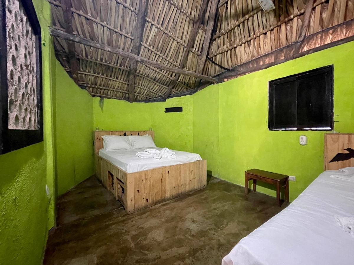 Johnnys Place Hotel مونتيريكو المظهر الخارجي الصورة