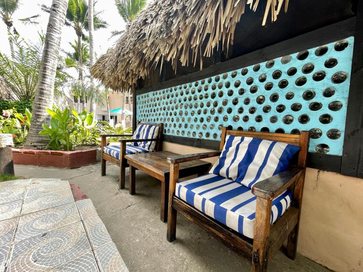 Johnnys Place Hotel مونتيريكو المظهر الخارجي الصورة