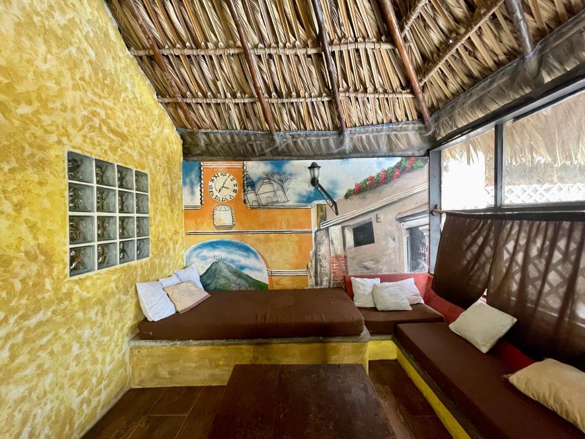 Johnnys Place Hotel مونتيريكو المظهر الخارجي الصورة