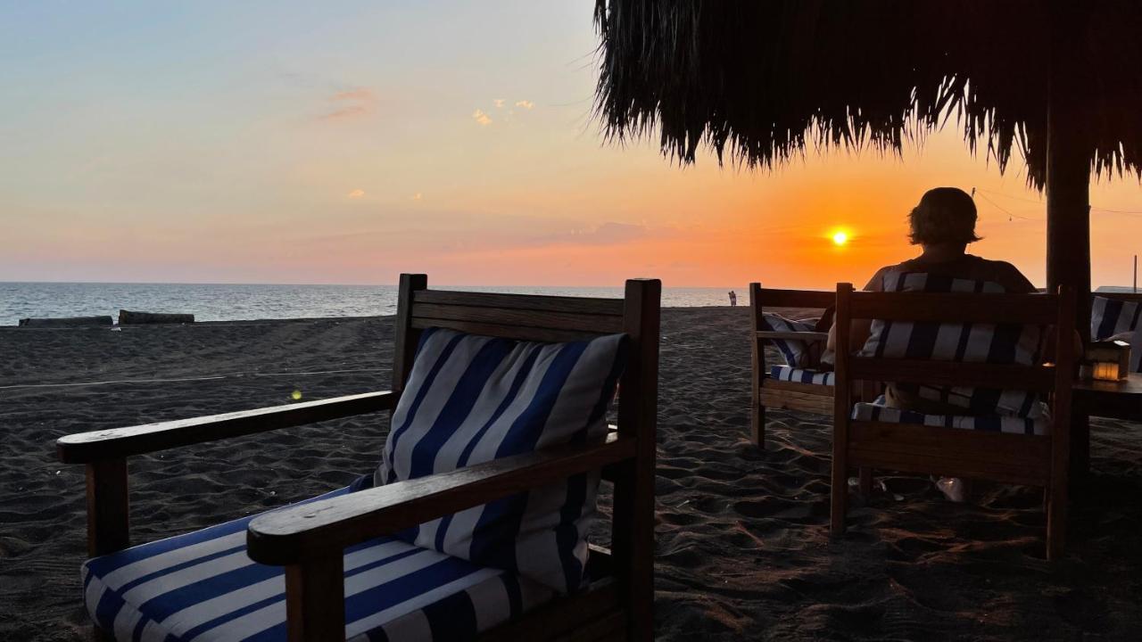 Johnnys Place Hotel مونتيريكو المظهر الخارجي الصورة