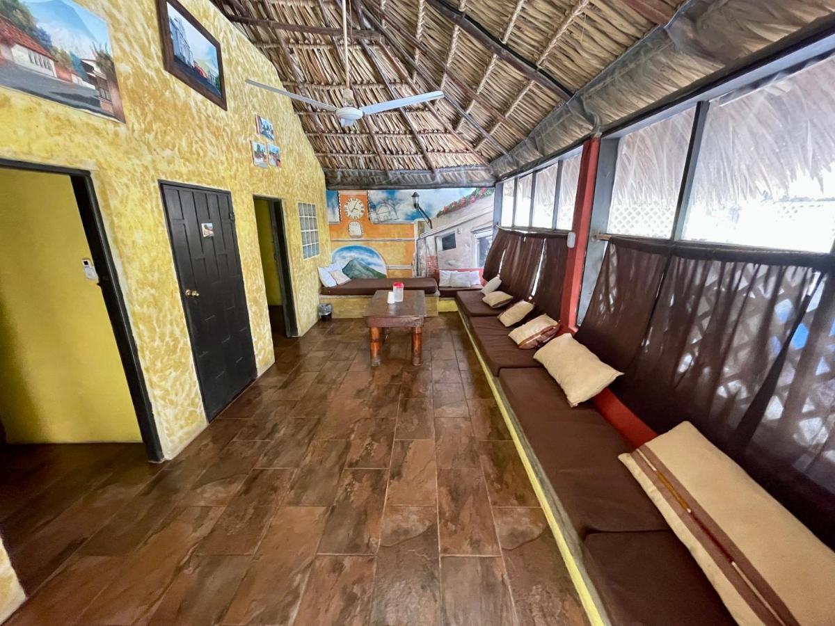 Johnnys Place Hotel مونتيريكو المظهر الخارجي الصورة