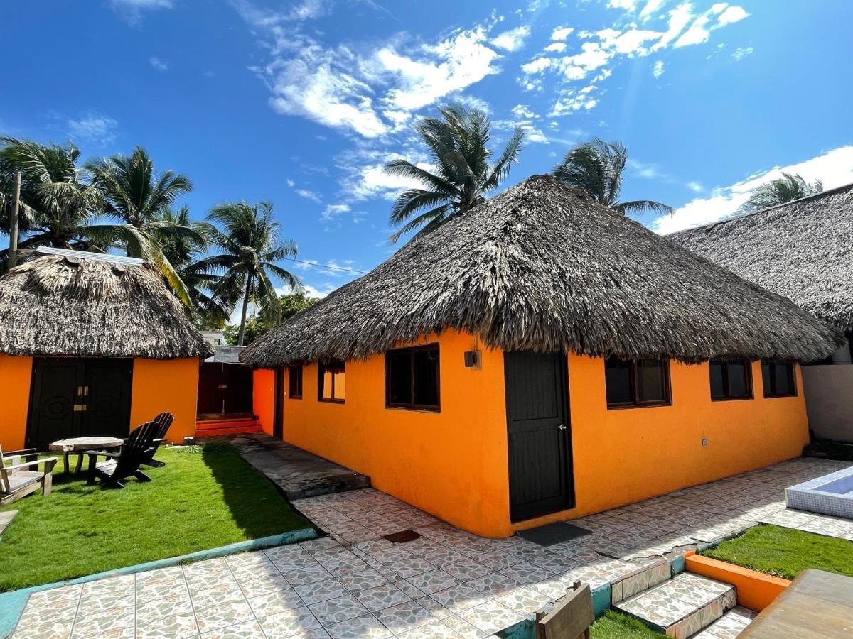 Johnnys Place Hotel مونتيريكو المظهر الخارجي الصورة
