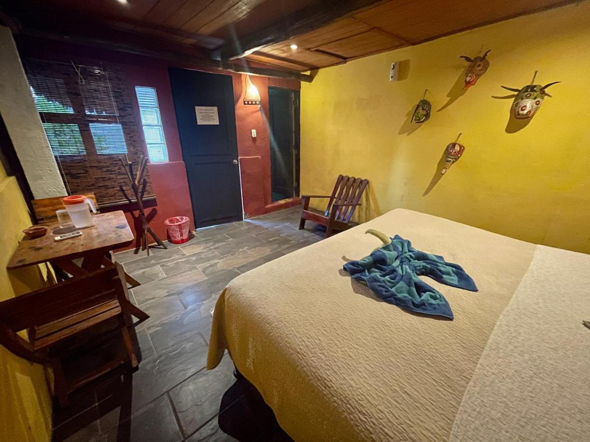 Johnnys Place Hotel مونتيريكو المظهر الخارجي الصورة