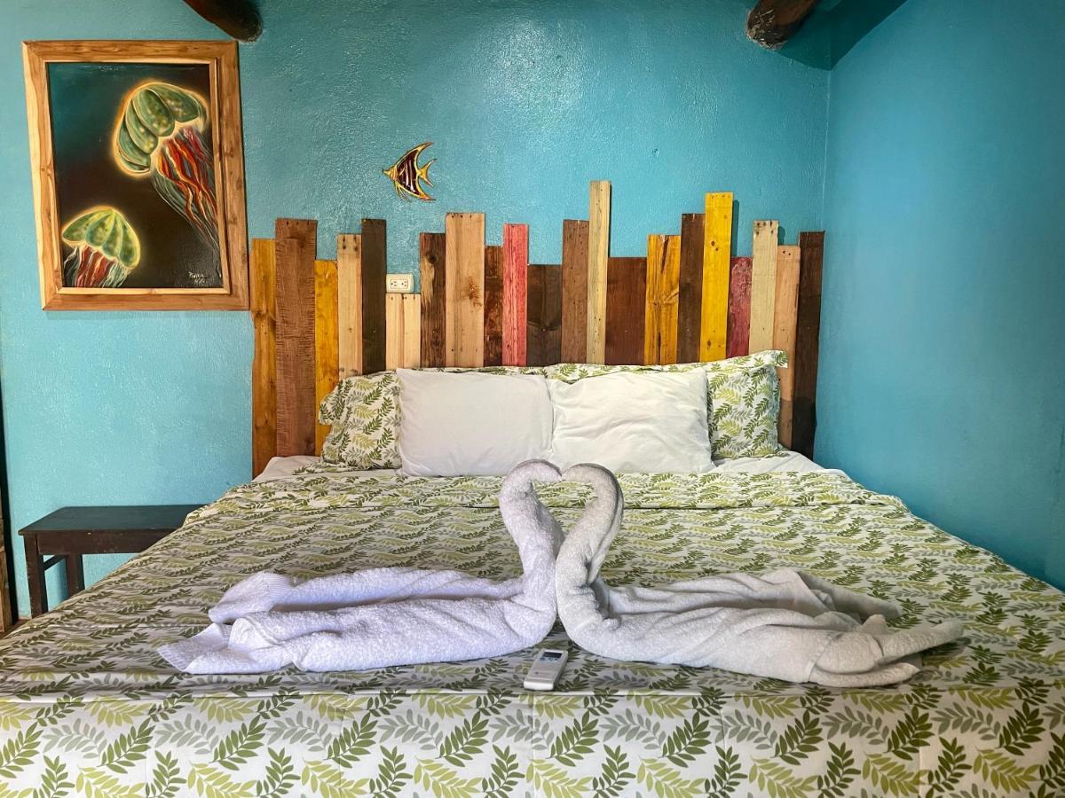 Johnnys Place Hotel مونتيريكو المظهر الخارجي الصورة